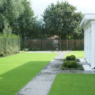 tuin aangelegd met kunstgras als volledige vervanger voor gewoon gras
